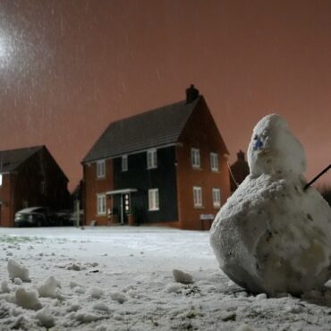 Heavy snow and freezing rain sweep in as amber warnings come into force