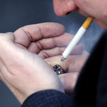 Smokers who quit for a week could save a day of their life experts say