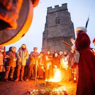 Thousands greet sun with cheers at Stonehenge to mark winter solstice