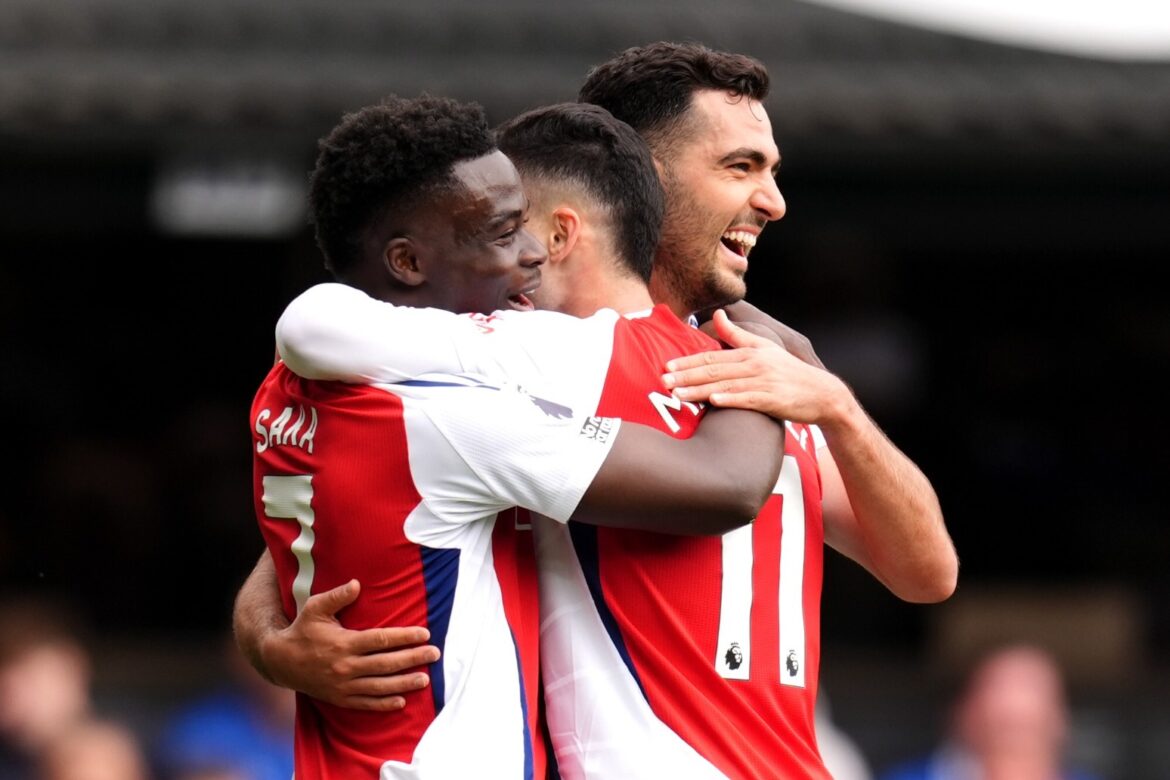 Arsenal crush 10 man Ipswich to delay Liverpools Premier League title party