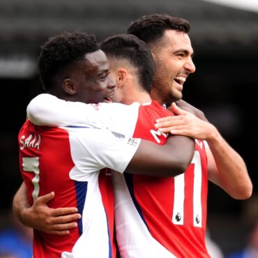 Arsenal crush 10 man Ipswich to delay Liverpools Premier League title party