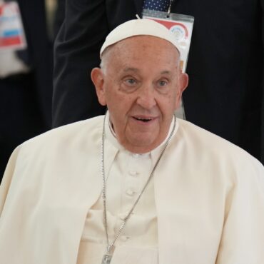 Pope Francis appears on Easter Sunday to deliver blessing