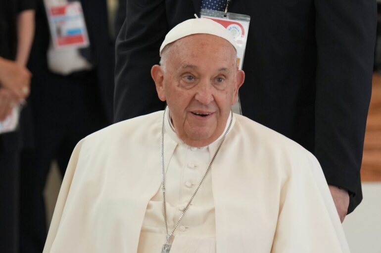 Pope Francis appears on Easter Sunday to deliver blessing