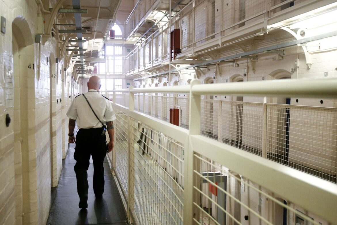 Prison officers call for use of electric stun guns