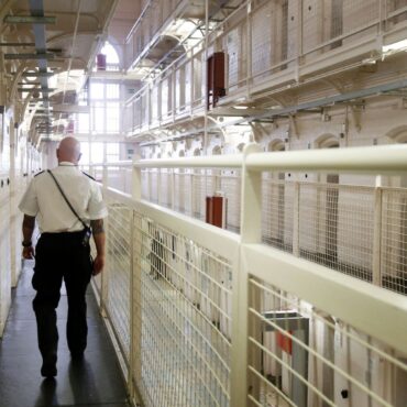 Prison officers call for use of electric stun guns