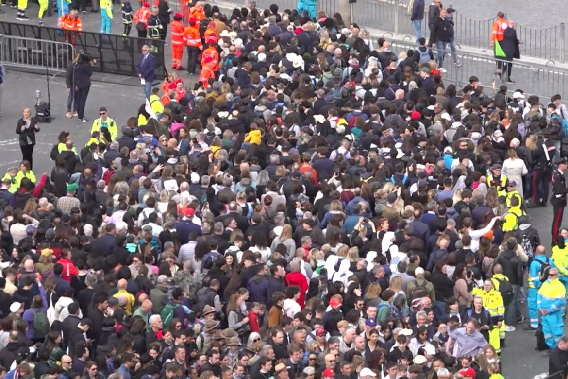 Quarter of a million people viewed Popes body over three days