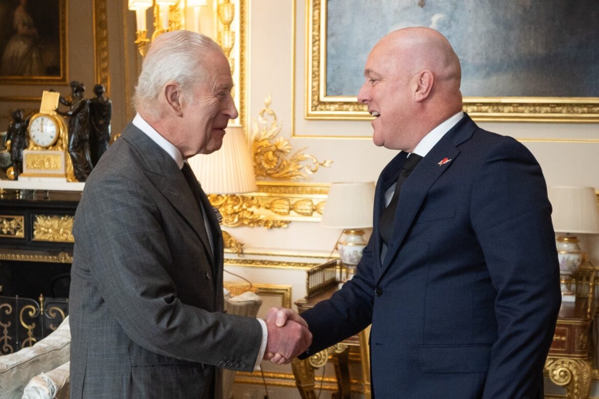 The UK and New Zealand are to pursue stronger defence ties and boost support for Ukraine