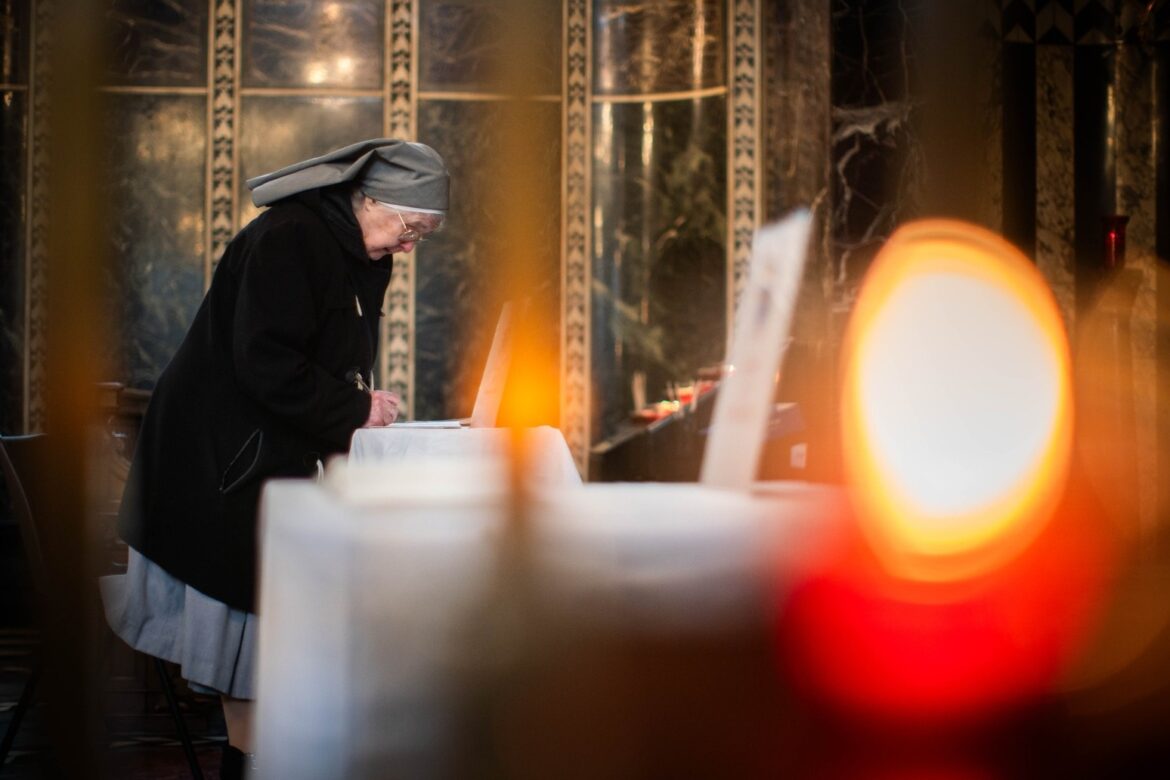 Thousands queue to pay tribute to Pope Francis on first day of lying in state