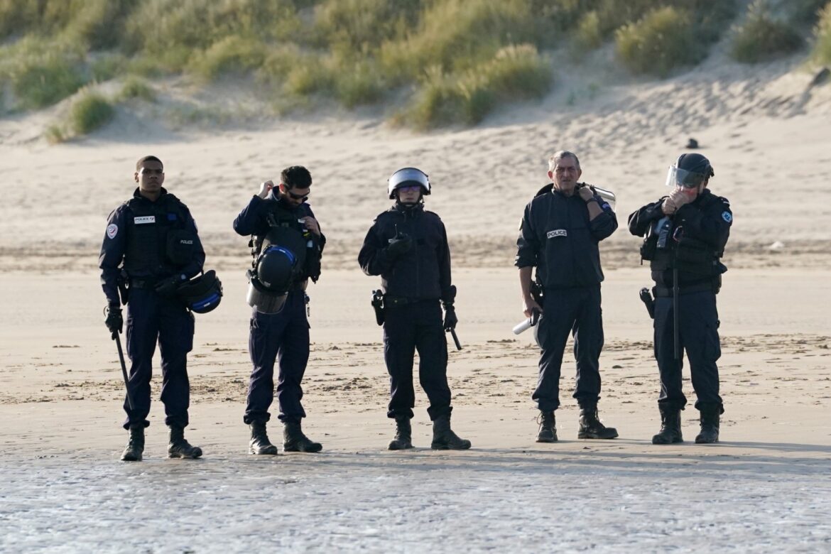 Tear gas deployed against migrants in Calais